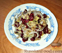 Фото к рецепту: Скандинавский салат из скумбрии и вишни