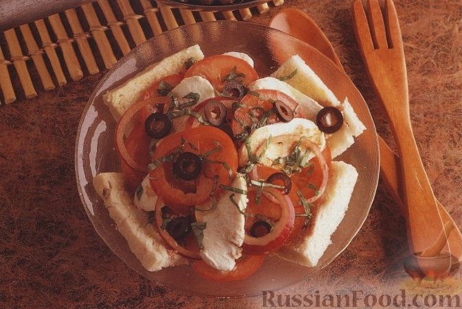 Рецепт Салат из помидоров, моцареллы, лука и хлебных ломтиков
