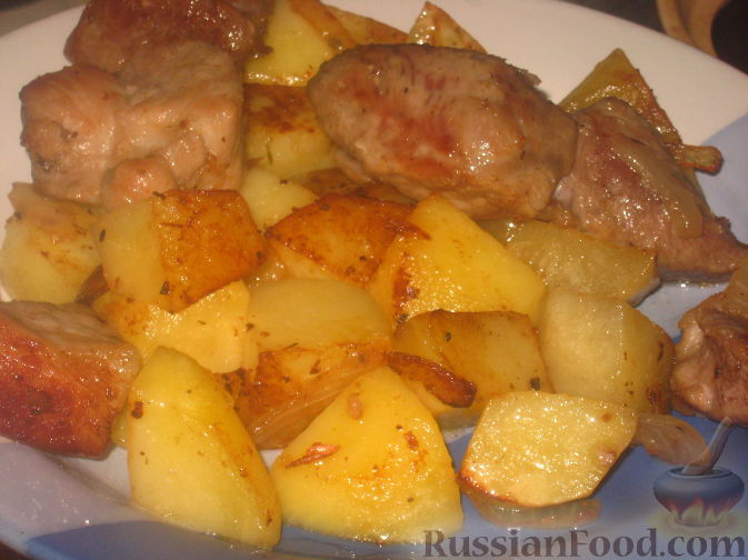 Свинина с картошкой и томатом на сковороде