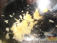 Фото приготовления рецепта: Пикантные хлебцы с чесноком и сыром - шаг №2
