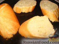 Фото приготовления рецепта: Пикантные хлебцы с чесноком и сыром - шаг №6