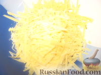Фото приготовления рецепта: Курица, тушенная с овощами, горошком и стручковой фасолью - шаг №6