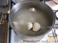 Фото приготовления рецепта: Пельмени, запеченные в горшочках - шаг №2