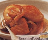 Фото к рецепту: Картофель, тушенный с лососем и луком