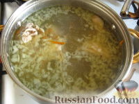 Фото приготовления рецепта: Куриный суп с клецками из манки - шаг №4