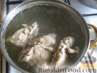 Фото приготовления рецепта: Куриный суп с клецками из манки - шаг №2