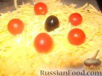 Фото приготовления рецепта: Салат с квашеной капустой, зелёным горошком, огурцом и помидором - шаг №7