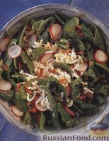Фото к рецепту: Салат из шпинатных листьев с редисом, беконом и яйцами