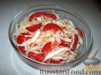 Фото приготовления рецепта: Салат из свежей капусты с помидорами - шаг №5