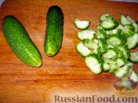 Фото приготовления рецепта: Салат из огурцов и зелени - шаг №2