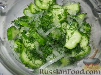 Фото приготовления рецепта: Салат из огурцов и зелени - шаг №6