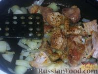 Фото приготовления рецепта: Жаркое из свинины с картофелем - шаг №4