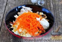 Фото приготовления рецепта: Салат с курицей и корейской морковкой - шаг №7