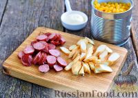Фото приготовления рецепта: Салат с копченым сыром и колбасой - шаг №2