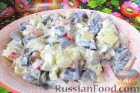 Фото приготовления рецепта: Салат с баклажанами, помидорами и яйцами - шаг №11
