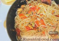 Фото к рецепту: Спагетти с мидиями, в томатном соусе