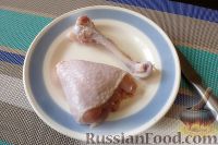 Фото приготовления рецепта: Куриные голени, фаршированные брусникой с орехами - шаг №6