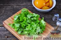 Фото приготовления рецепта: Простой салат с консервированными персиками - шаг №3