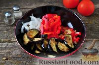 Фото приготовления рецепта: Салат из баклажанов, помидоров и перца - шаг №8