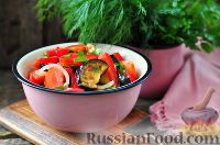 Фото приготовления рецепта: Салат из баклажанов, помидоров и перца - шаг №13
