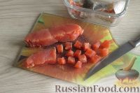 Фото приготовления рецепта: Салат с красной рыбой и омлетом - шаг №2