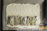Фото приготовления рецепта: Запечённые кабачки-лодочки с мясным фаршем, помидорами и сыром - шаг №4