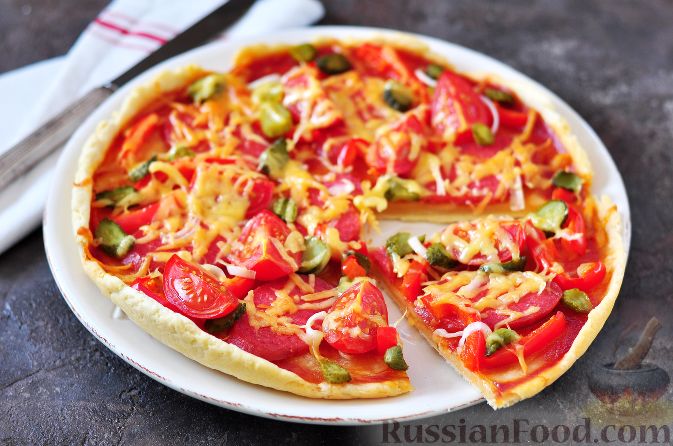 Домашняя пицца с колбасой помидорами и сыром