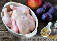 Фото приготовления рецепта: Запеченная курица с яблоками и сливами - шаг №2