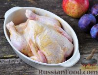 Фото приготовления рецепта: Запеченная курица с яблоками и сливами - шаг №3