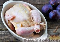 Фото приготовления рецепта: Запеченная курица с яблоками и сливами - шаг №5