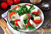 Фото к рецепту: Салат из помидоров и брынзы, с соусом песто