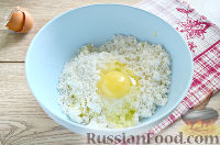 Фото приготовления рецепта: Салат с руколой, помидорами черри, перепелиными яйцами и бальзамическим уксусом - шаг №2
