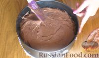 Фото приготовления рецепта: Шоколадный торт со сливочным сыром - шаг №4