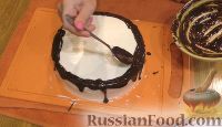 Фото приготовления рецепта: Шоколадный торт со сливочным сыром - шаг №9