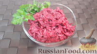 Фото приготовления рецепта: Свекольный салат с чесноком - шаг №5
