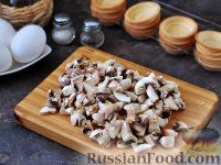 Фото приготовления рецепта: Тарталетки с курицей и грибами - шаг №4