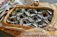 Фото к рецепту: Луковый пирог с анчоусами и маслинами