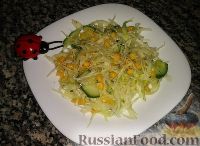 Фото к рецепту: Витаминный салат из капусты, огурцов и кукурузы