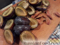 Фото приготовления рецепта: Сливовый смузи с яблоком и грушей - шаг №3