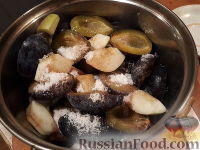 Фото приготовления рецепта: Сливовый смузи с яблоком и грушей - шаг №6