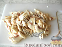 Фото приготовления рецепта: Картофельная запеканка с грибами, в сливках - шаг №2