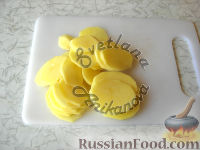 Фото приготовления рецепта: Картофельная запеканка с грибами, в сливках - шаг №3