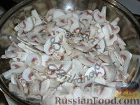 Фото приготовления рецепта: Картофельная запеканка с грибами, в сливках - шаг №5