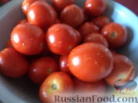 Фото приготовления рецепта: Соленые помидоры с укропом, чесноком и хреном - шаг №2