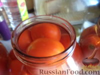 Фото приготовления рецепта: Соленые помидоры с укропом, чесноком и хреном - шаг №7