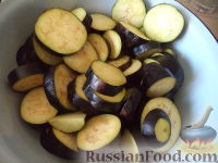 Фото приготовления рецепта: Жареные баклажаны в томате - шаг №2