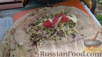 Фото приготовления рецепта: Горячие рулеты из лаваша с сыром и беконом - шаг №6