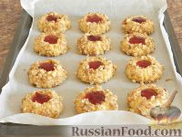 Фото приготовления рецепта: Печенье с орехами и джемом - шаг №11