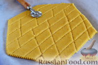 Фото приготовления рецепта: Соленое сырное печенье на майонезе - шаг №9