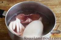 Фото приготовления рецепта: Салат из кальмаров, грибов и сыра - шаг №2